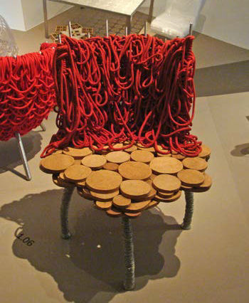 The " three-in-one" chair, an early work that prefigures the rope work of the Vermelha chair and the wire work of the Fios table