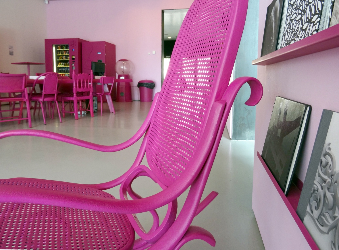 Páramo’s concept incorporates re-use, repurposing and reformatting of the existing chairs. © Ricardo Páramo